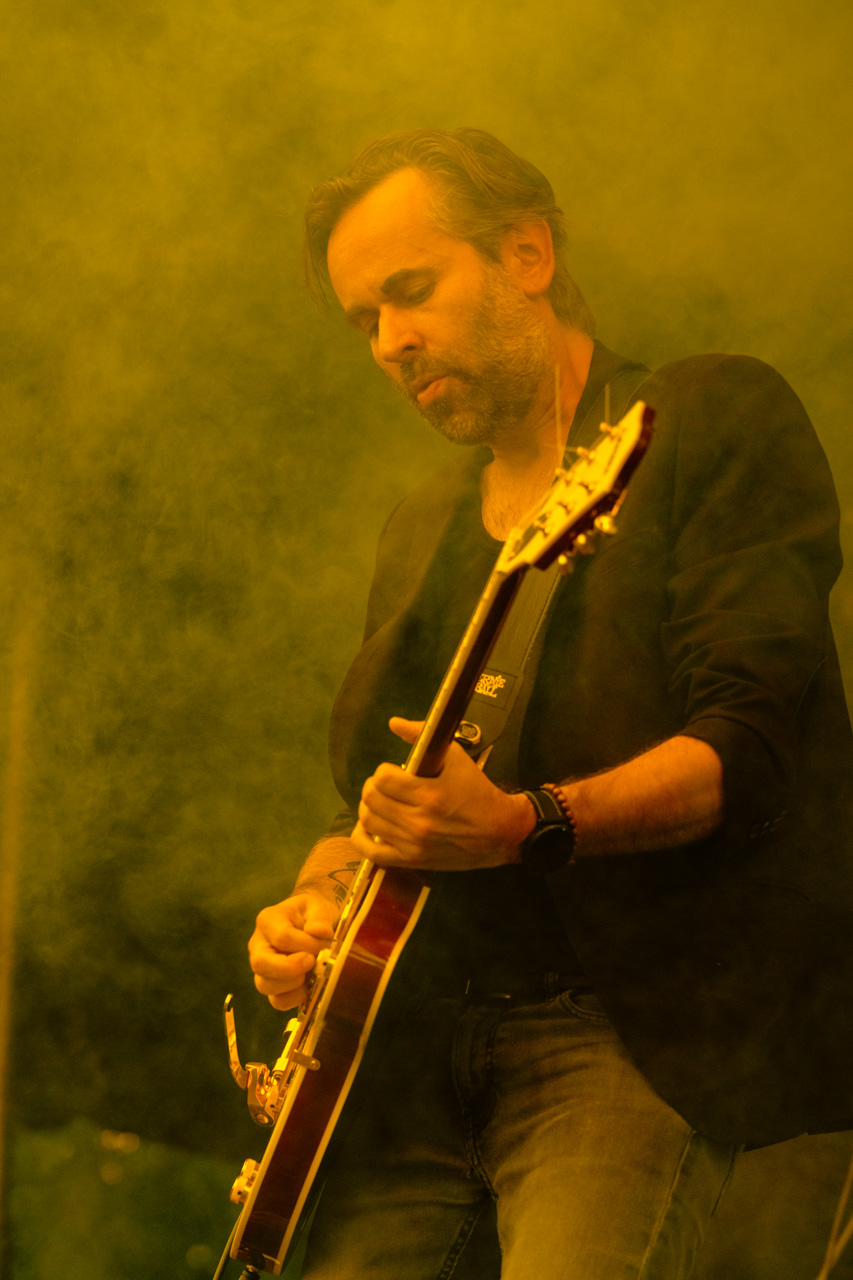 Sam (gitaar) op het podium