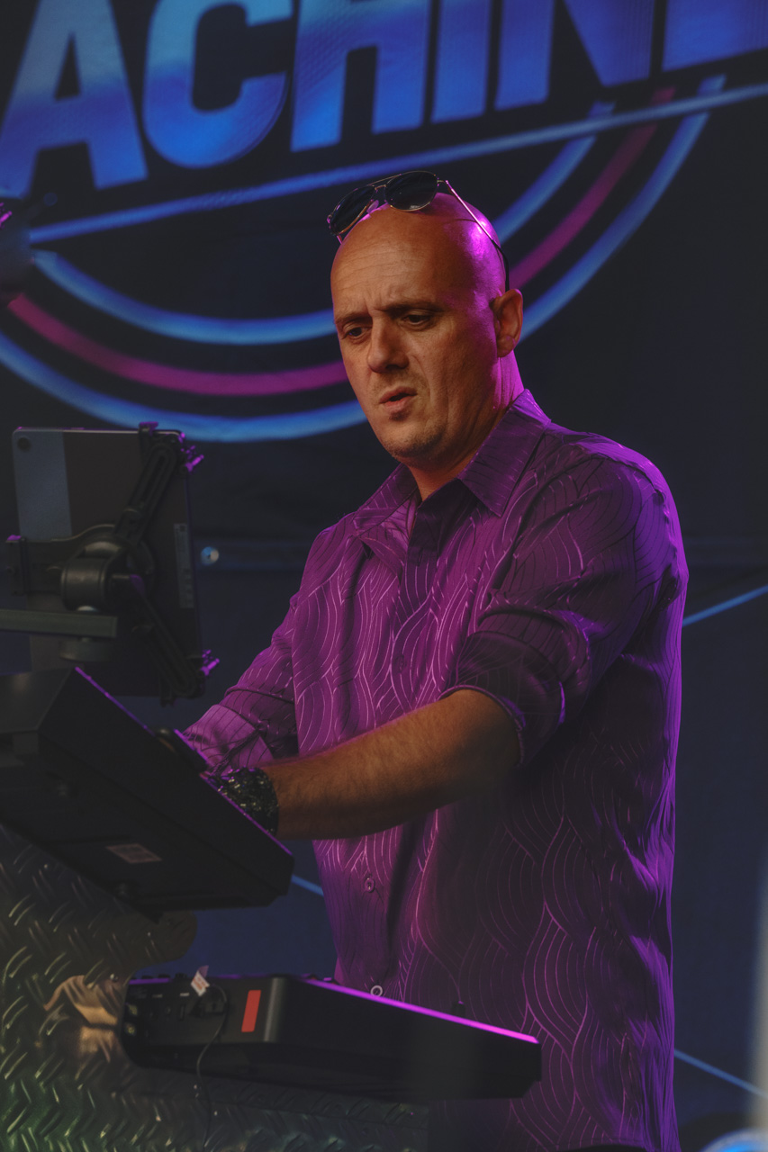Sergio (synths) op het podium